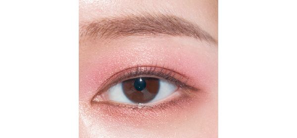 下まぶたはFをチップで軽くなじませて