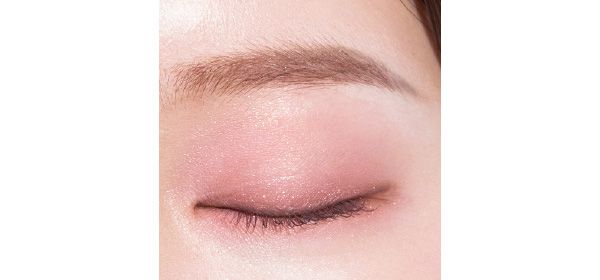 Cを上まぶた全体に広くのせ、Eをアイホールに淡く重ねて柔らかな陰影をつくる