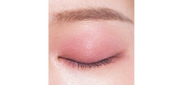 Fをチップで二重幅と下まぶたのキワに塗りしっかり発色させる。アイホールにEを重ねて発色を少し和らげる