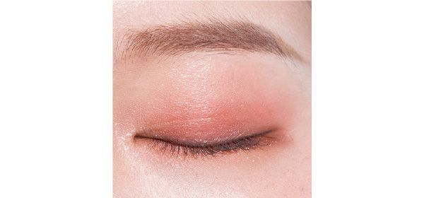 上まぶた全体に広くBをのせ、さらにアイホールに重ねて陰影を深める