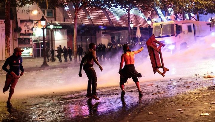 サポーターが暴動を起こして試合中断…消防隊、治安部隊が駆けつける事態に「安全面の問題が浮き彫りになる一日となった」