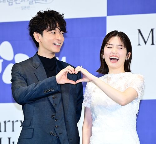 佐藤健（左）と小芝風花