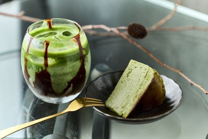 「チョコ抹茶ラテ」800円「抹茶バスチ」750円