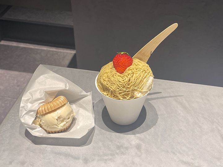 （左から）「銀寄栗アイス最中〜季節の果実の香り〜」972円、「イチゴのモンブランパフェ」2484円