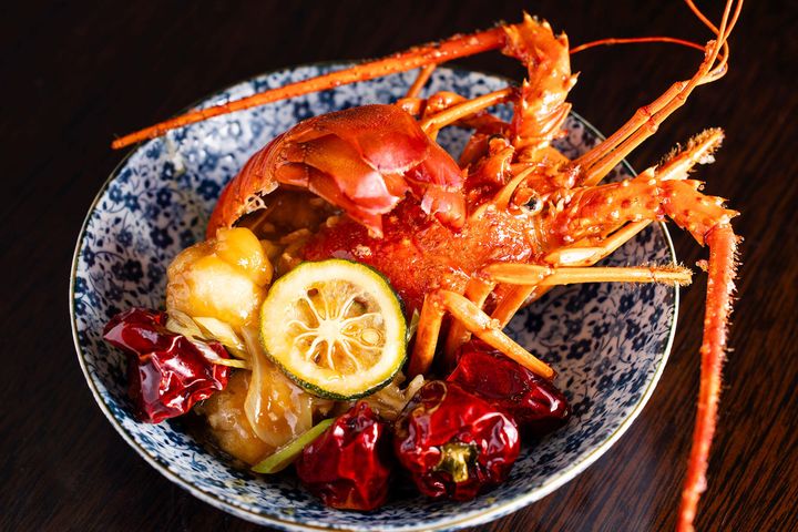 14品目「伊勢海老の焦がし唐辛子甘酢炒め」