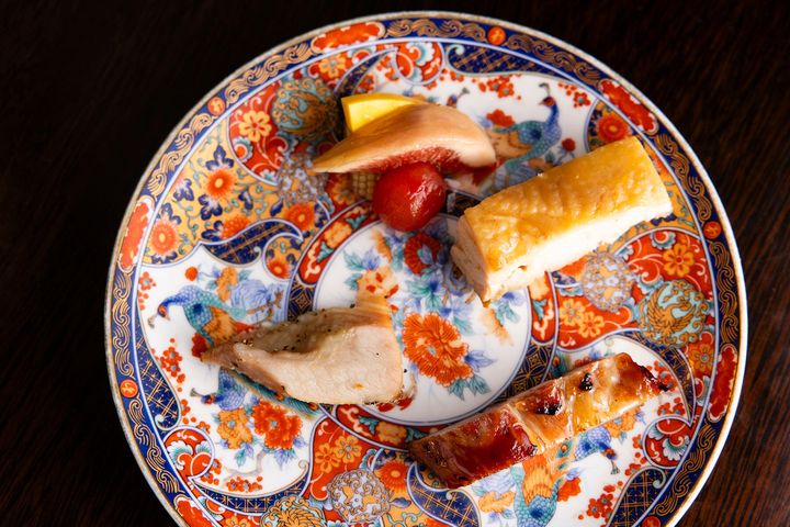 7品目「松坂ポークの叉焼、大山鶏のもも肉 香港醤油煮込み、豚トロの黒胡椒焼きの盛り合わせ」。