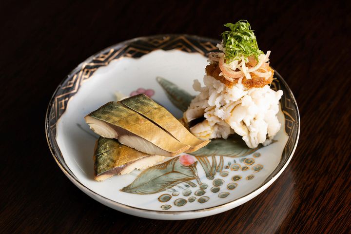 9品目「鯖の燻製 ジャスミン茶風味と、ハモのジンジャーソースの盛り合わせ」