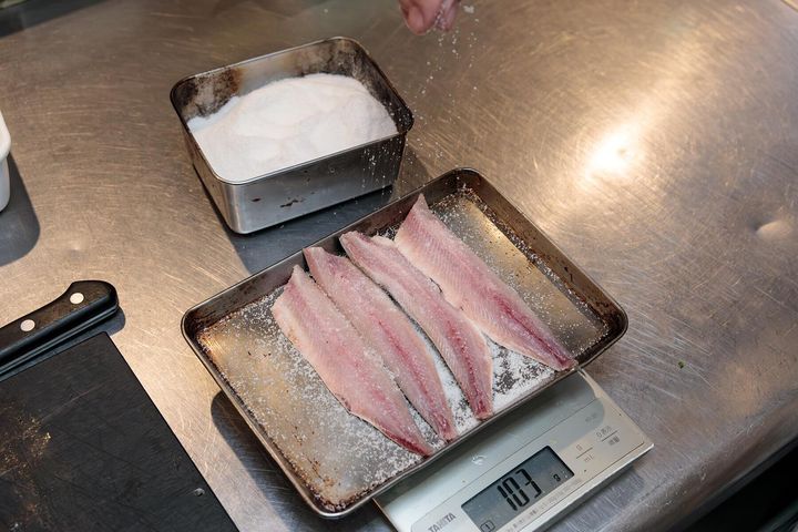 鰯の下処理をする