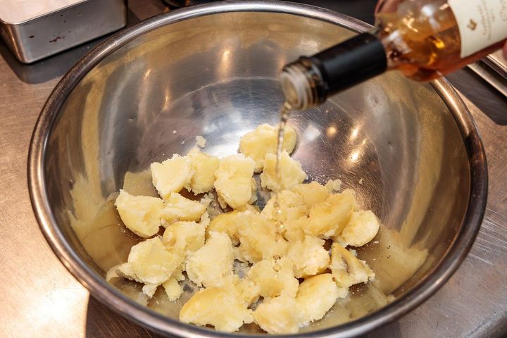 じゃがいもに味付けする