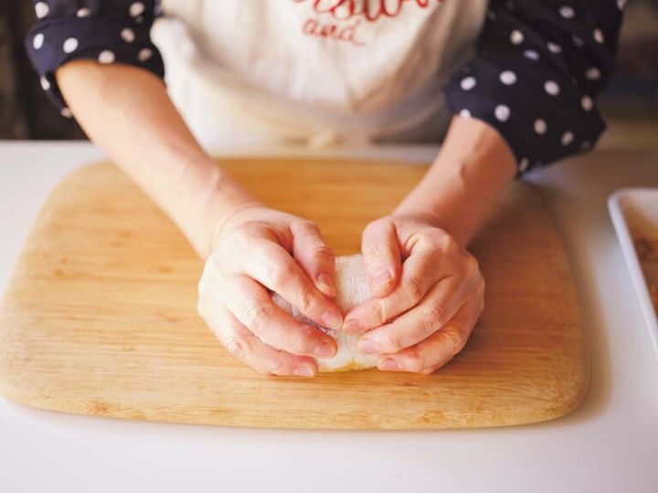 おにぎりの形を整える