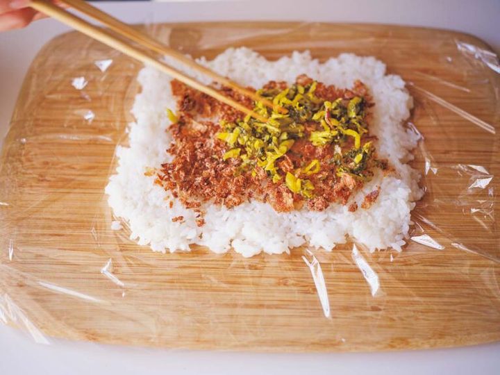 ラップを大きめに広げて敷く