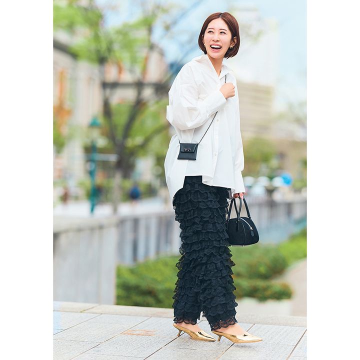 ひとクセあるフリルパンツはシャツと合わせて大人可愛いが完成