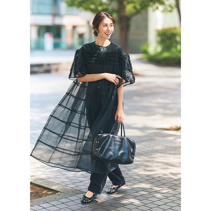 ドレッシーワンピはデニムを 透けさせて甘さを引き算