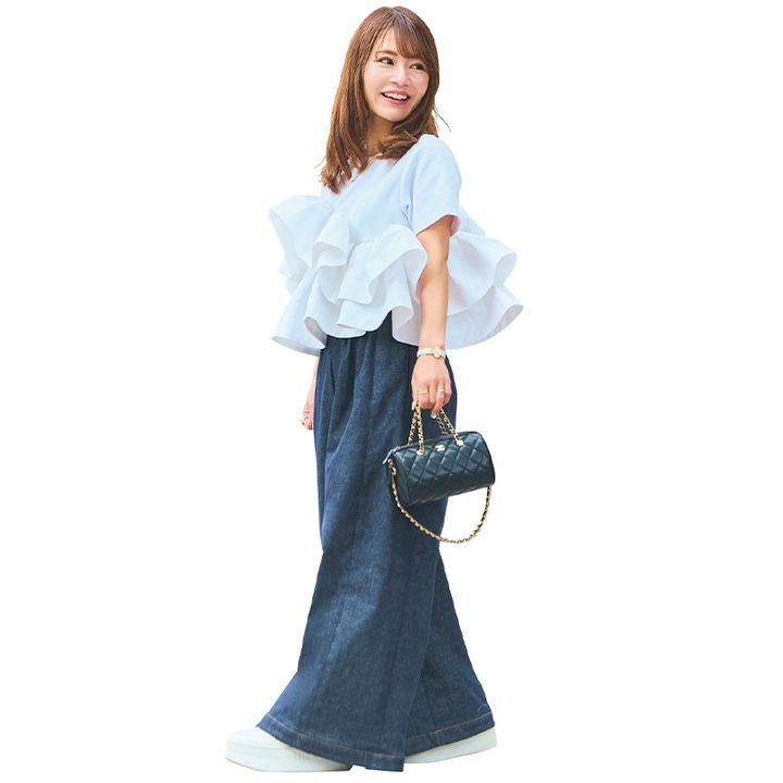 大胆なフリルトップスがスタイルアップ効果抜群