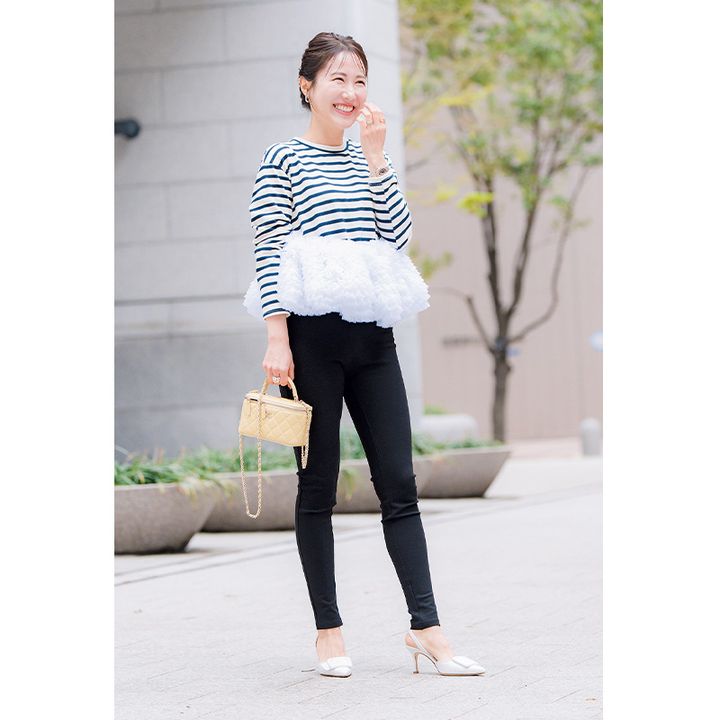 顔が明るく見えるフリルのトップスでレギパンコーデ