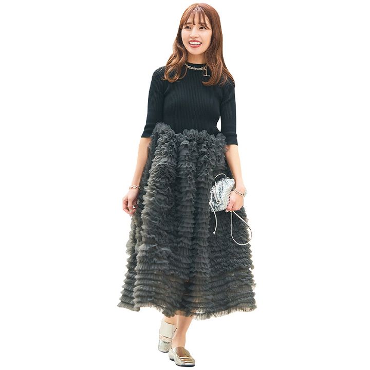 華やかなスカートにはシンプルな黒トップスで上品に