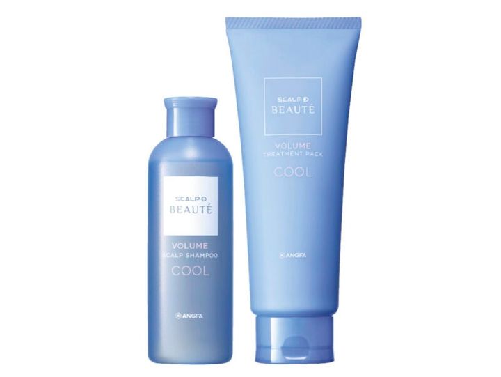 「髪を乾かしている間も冷んやり」。〈右〉スカルプD ボーテ トリートメントパック ボリューム クール、〈左〉同 シャンプー ボリューム クール 各200mL 2475円（アンファー）※限定品