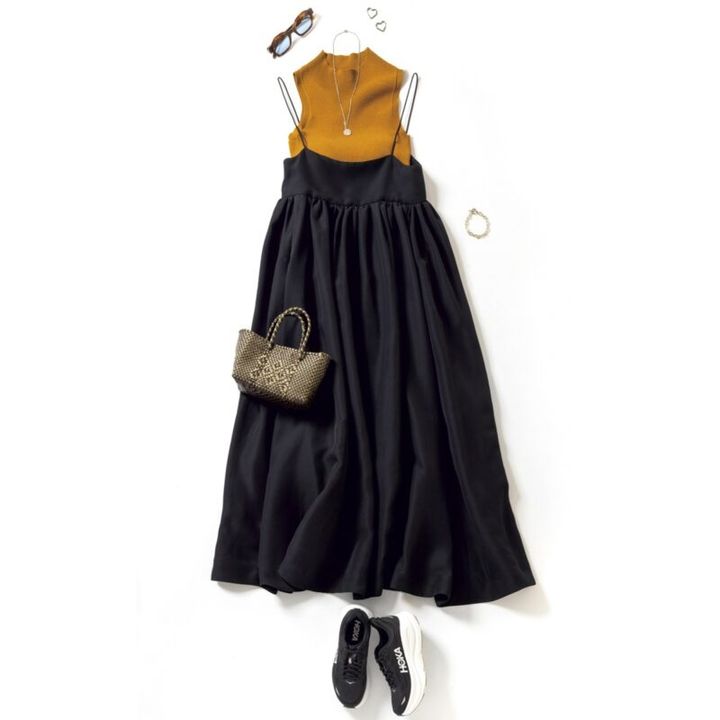 ワンピース4万6200円（ウーア／シップス インフォメーションセンター） トップス2万3100円（ナイスナイスモーメント／ショールームリンクス） かごバッグ5390円（ディミヌティーボ／エリオポール代官山） スニーカー2万4200円（ホカ／デッカーズジャパン） サングラス2万7500円（ブリース／フラッパーズ） コインネックレス2万8600円（マリハ） ピアス3850円（ieLS／ロードス） ブレスレット4万9500円（リューク）