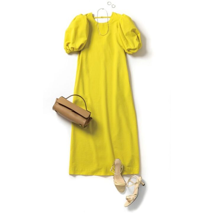 ワンピース6万7100円（フミエタナカ／ドール） バッグ3万6300円（ロリステッラ／ピモンテ） サンダル1万3200円（アンタイトル） ネックレス4万9500円、ピアス3万7400円（ともにマリハ）