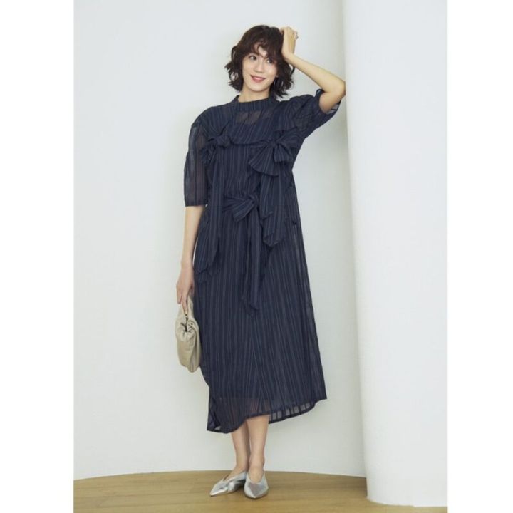 ワンピース5万8300円（ホウガ） バッグ3万3000円、キーリング77 00円（ともにラシット／ラシット 西銀座店） シューズ2万900円（サロン アダム エ ロペ） ピアス4万2900円、リング3万5200円（ともにマリハ）