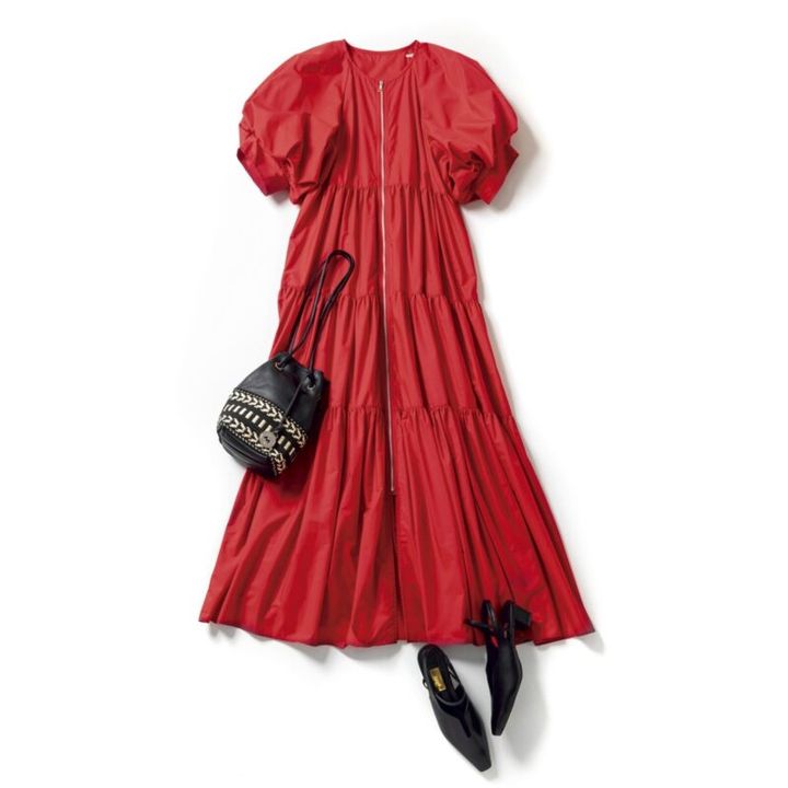 ワンピース2万9700円（エレンディーク） バッグ2万7500円（マルコ マージ／ル タロン グリーズ ルミネ新宿店） シューズ1万5400円（ル タロン グリーズ／ともにル タロン グリーズ ルミネ新宿店）