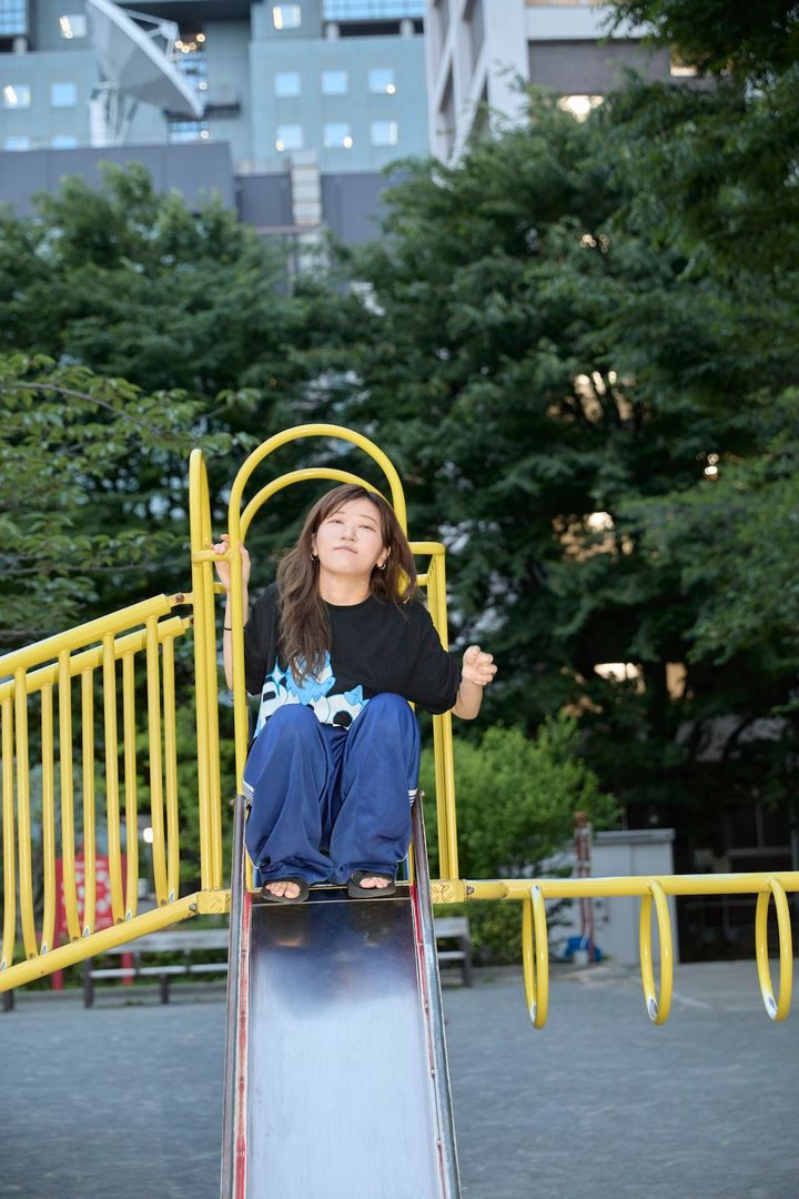 滑り台の上に座るヒコロヒー
