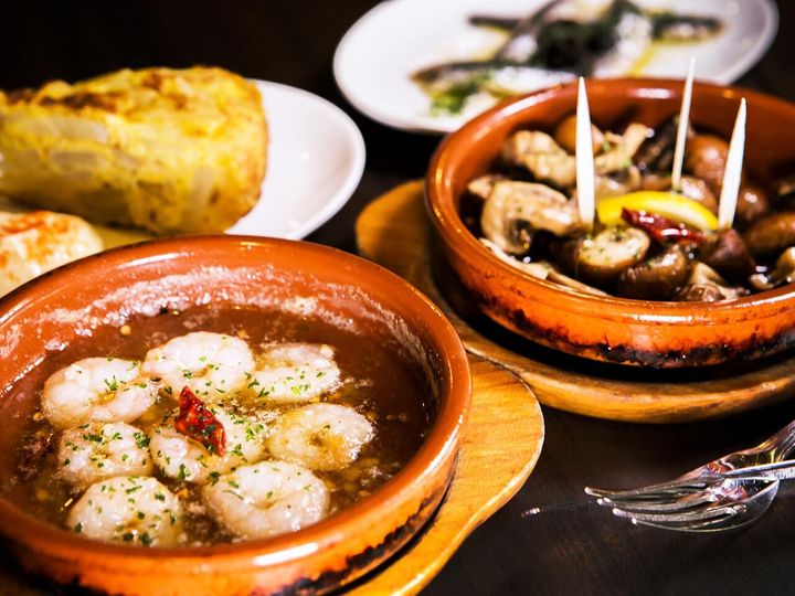 自由が丘『エル・ペスカドール』の「小エビのアヒージョ」、「マッシュルームのアヒージョ」