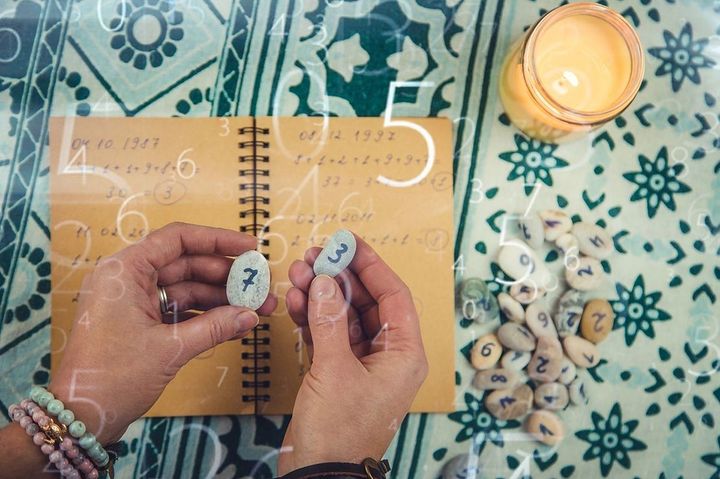 テーブル上の数秘術番号