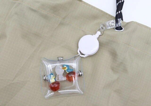 セリアのおすすめなPVCリール付ストラップポーチ 6×6cm