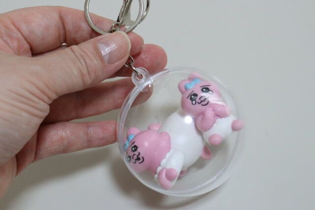 セリアのカプセルトイが入るカプセルキーホルダー
