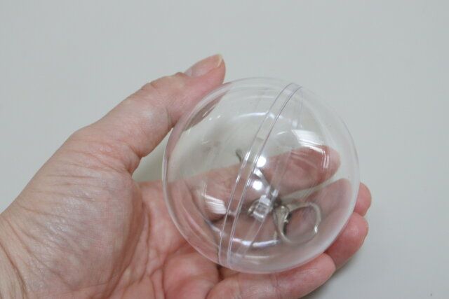 セリアの画期的なカプセルキーホルダー