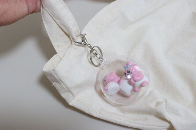 セリアのフィギュアが持ち運べるカプセルキーホルダー
