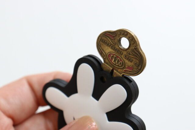 ダイソー キーカバー（ミッキーハンド） 装着方法