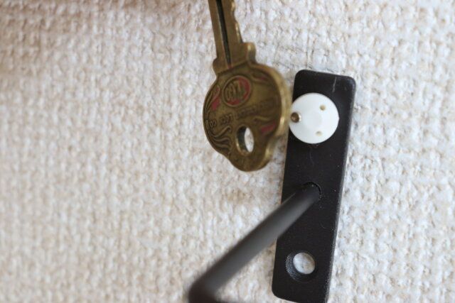 セリアのネジ替わりピン 4Pを取り付ける