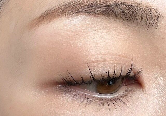 アイシャドウベースを仕込んでおく