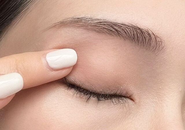 クリームアイシャドウを使用する