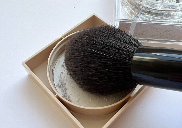 まぶたのフェイスパウダーは少なめにする