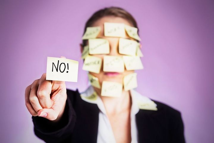 タスクで覆われた女性がNOを突き付ける