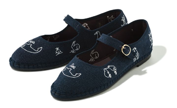 コラボのお相手は、エスパドリーユを得意とするシューズブランド『フラベラス』。ソールは自転車のタイヤをアップサイクルした素材で、地球にも優しい。