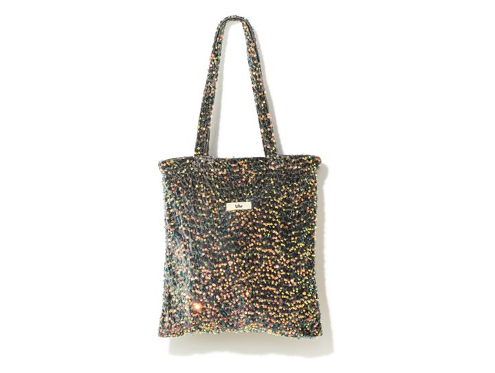 スパンコールを贅沢にちりばめたトートバッグ。