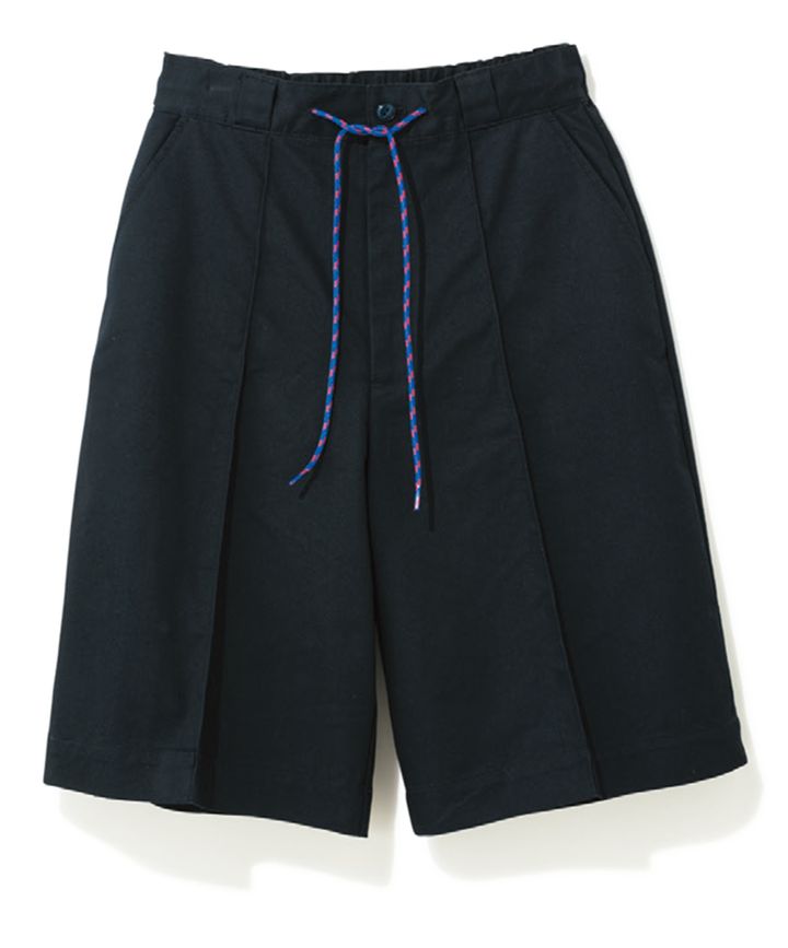 『ディッキーズ』の定番ハーフパンツをベースに、丈を長くしたり、ピンタックを施したり、きれいめにもはけるデザインに。