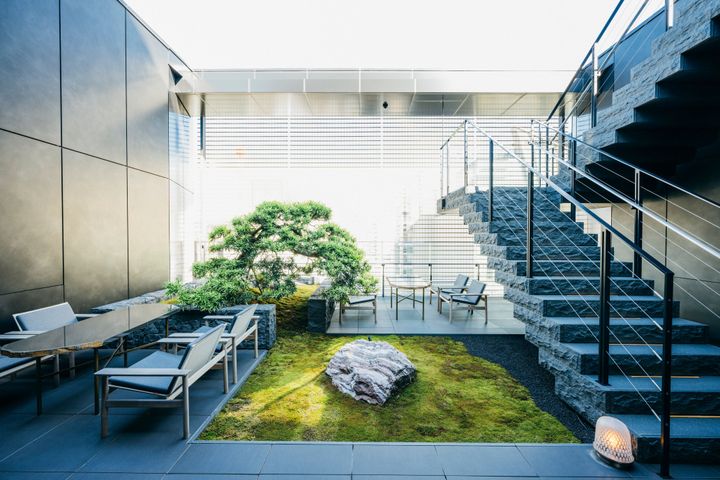 モダンな日本庭園が出迎えるテラス