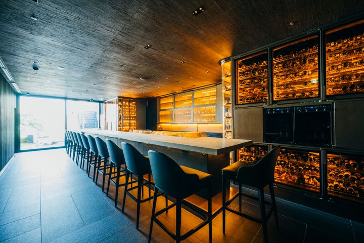 クリスタルが煌めくバーエリアも、日中はまた異なった雰囲気に。