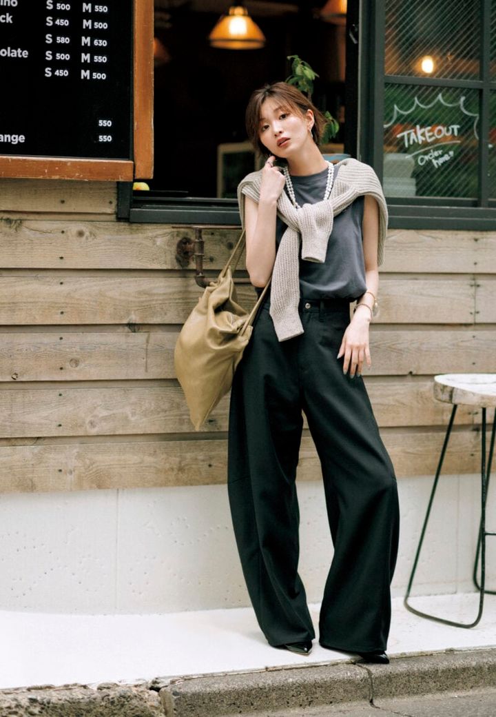 休日にカフェでまったりとリフレッシュ。コンパクトなトップスでボトムのボリューム感を引き立てて。イヤリング¥3,300（ミミサンジュウサン／サンポークリエイト） ネックレス¥47,300（ピモンテ） ブレスレット¥16,500（ニナ・エ・ジュール／ショールーム ロイト） バングル¥37,950、シルバーリング¥33,000（ともにプラウ） バッグ¥113,300（ガブリエラ コール ガーメンツ／サロン アダム エ ロペ） メリージェーン¥67,100（ネブローニ）