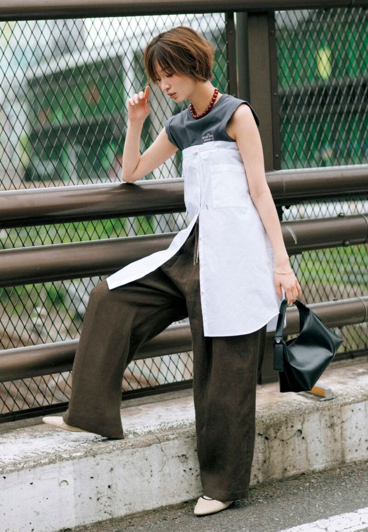 暑さがこたえる日の外回りはいつも汗だくになりがち。気になる不快感も、快適さが続く機能性インナーに頼ることで、仕事中もノンストレスに。2wayスカートをTシャツに重ねて装いに立体感を出すテクニックも洒落るカギ。バレエシューズ¥11,340（ル タロン ／ル タロン 有楽町マルイ店） ネックレスは6/15、パール付きバングルは6/7、バッグは6/9と同じ