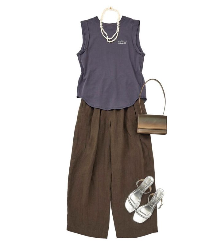 着心地が涼しくて肌離れのいいリネンパンツは、フットワーク軽く動きたい撮影時の強い味方。Tシャツとのカジュアルな組み合わせも上品小物に頼ってモダンなムードに格上げ。ロングパールネックレスは6/7、バッグは6/11、サンダルは6/13と同じ