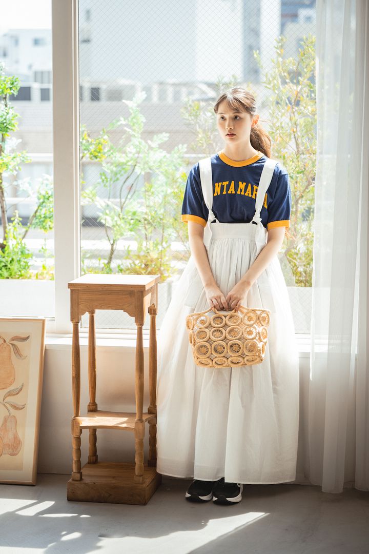 ロゴTシャツを大人っぽく着るには？ストラップスカートからちらっと覗くのがいい【FUDGE FRIEND おしゃれさんの毎日コーディネート vol.551｜うさみ】