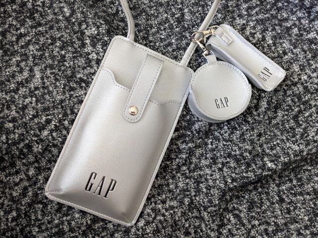 GAPのスマホショルダー＆ポーチ
