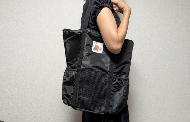 スヌーピー軽量BIGトート持ったところ