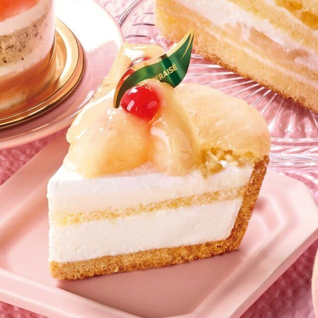 シャトレーゼの山梨県産完熟桃のレアチーズタルトのビジュアル